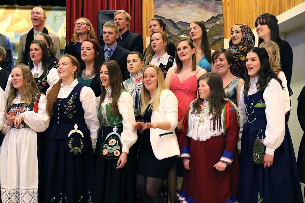 Skolekoret sang flott med akkompagnement av Yngve Beddari på gitar.
 Foto: Silje L Kvammen
