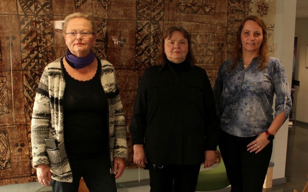 Tre med­lem­mer av den tverr­fag­li­ge grup­pa ved den nye po­li­kli­nik­ken had­de mu­lig­het til å møte Sá­gat. To­talt skal tea­met be­stå av seks per­so­ner. 
Fra venst­re: over­le­ge Ås­hild Larsdotter Vi­ve­lid, psy­ko­log og en­hets­le­der Anja Tiller samt fa­mi­lie­te­ra­peut og so­sio­nom Kari Ann Sara Turi.
 Foto: Elise Embla Scheele