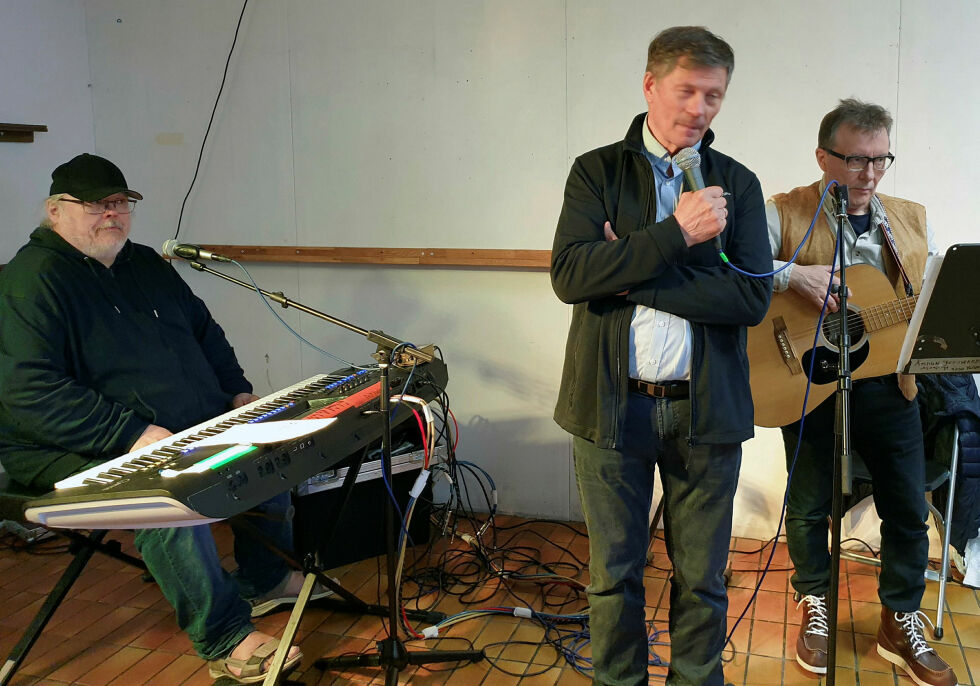 Halvdan Nedrejord (til venstre) på keyboard og Amund Johnskareng (til høyre) sang og gitar, mens pensjonistleder Hagbart Grønmo informerte.
 Foto: Asfrid Karlsen