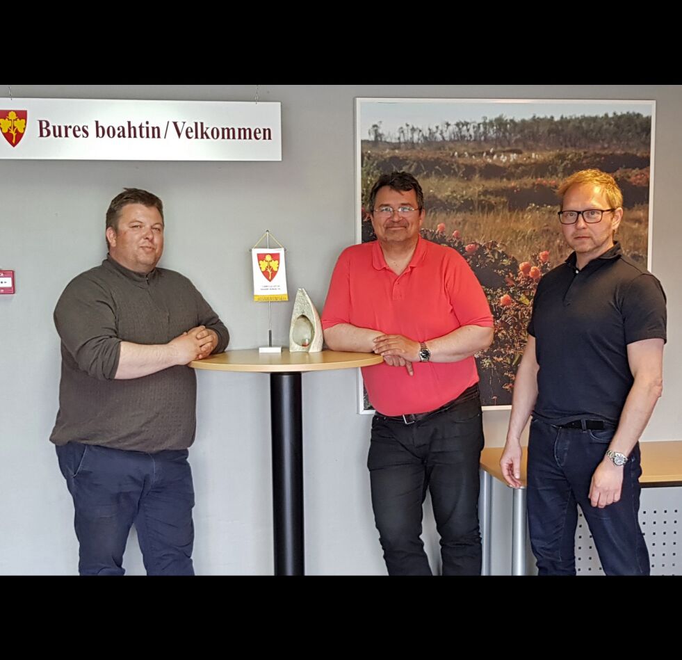 Ordfører Knut Store (midten) og konstituert administrasjonssjef Tom Ivar Haukland (til høyre) er fornøyd med at Sápmi næringshage, her representert ved Morten Ballari, nå skal ha fast kontordag i Nesseby.
 Foto: Sten Olsen, Nesseby kommune