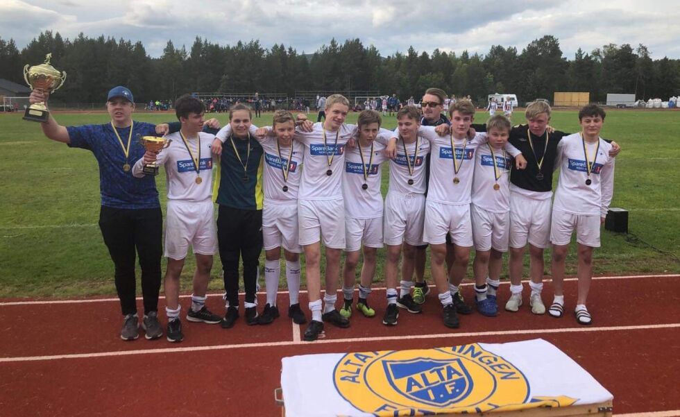 Polarstjernen kunne juble for seier i gutteklassen etter en jevn finale mot Porsanger IL.
 Foto: Morten S. Jakola