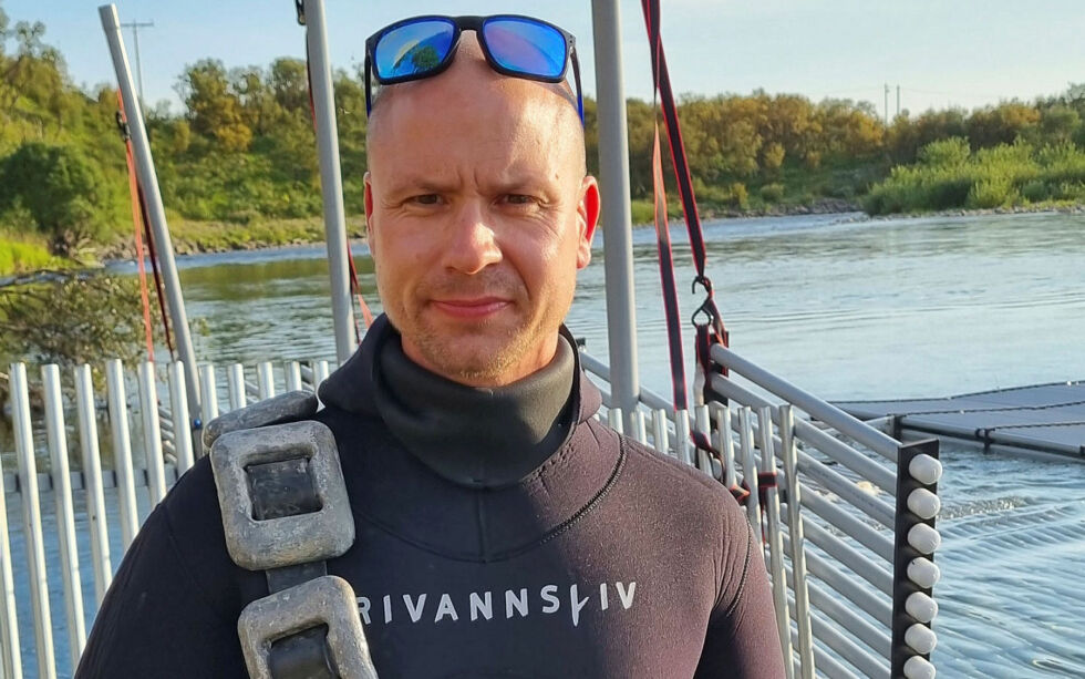 Daglig leder Vidar Isaksen i Vestre Jakobselv jeger- og fiskerforening fikk prisen for arbeidet han og foreninga gjør for å bekjempe pukkellaksen. – Dette er en pris til alle som stiller opp for oss, presiserer han.