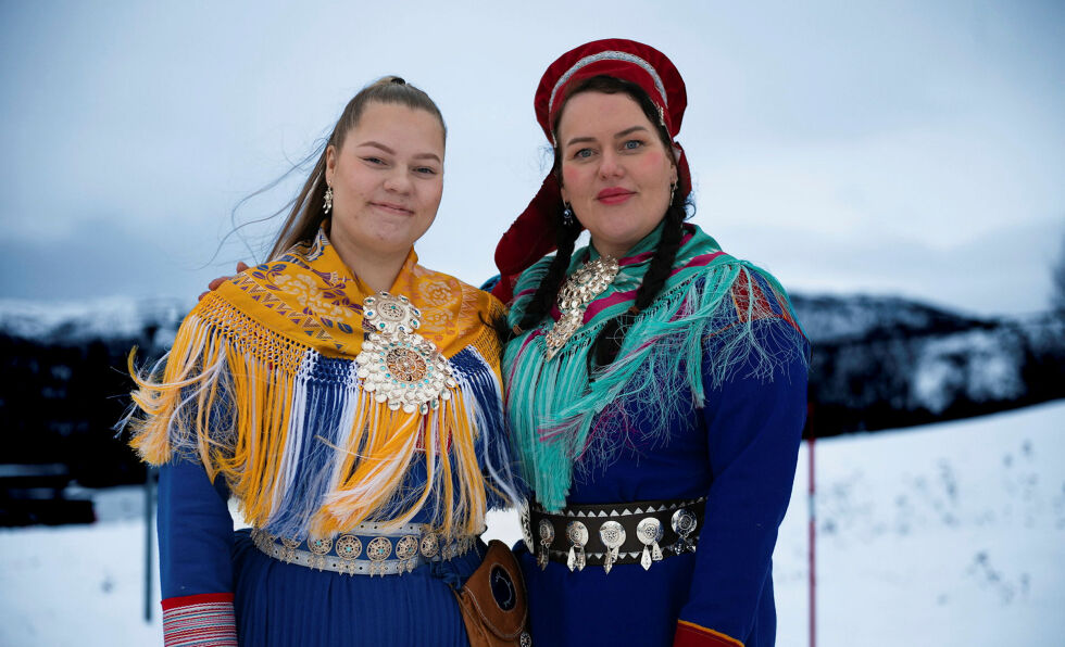 Inga Márjá Andersdatter Lango med sametingspresident Silje Karine Muotka etter lanseringen av undervisningsopplegget.
 Foto: Karolina Ulfig