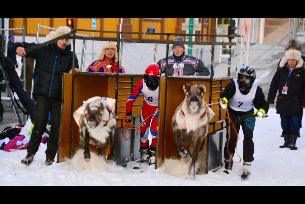 Det ble jevnt mellom Poweri (til høyre) og Trommis i finalen. Her ser du dem på startstreken i finalen med kuskene John Inge Eira og Aslat Heandarat Anti.
 Foto: Elin Margrethe Wersland
