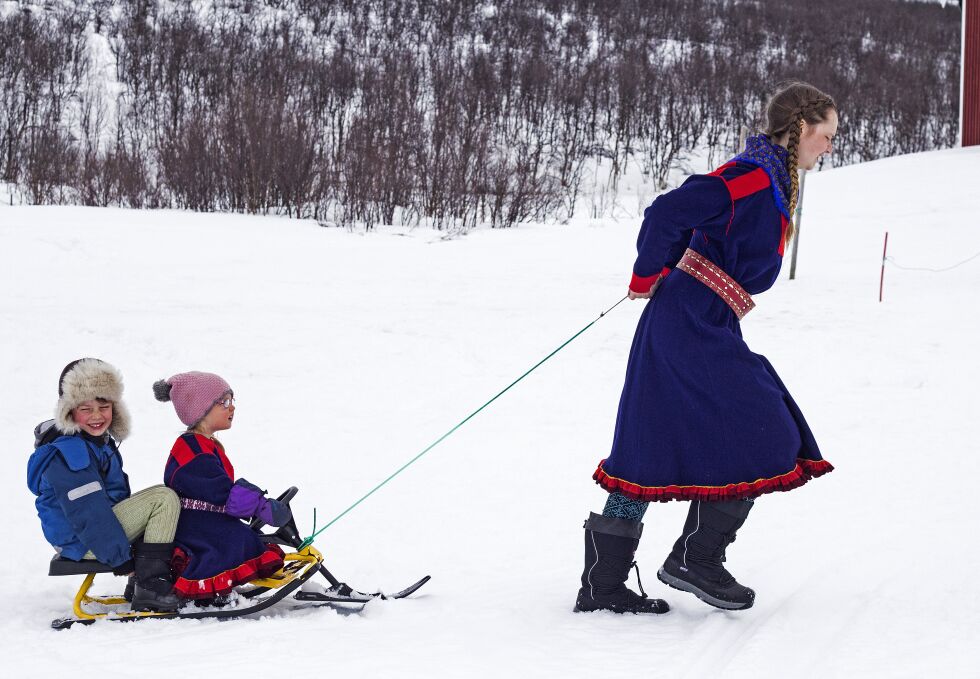 Mamma Laila Ingelin er aktiv som mor, og tar barna med på både morsomme og lærerike aktiviteter.
 Foto: June Helén Bjørnback