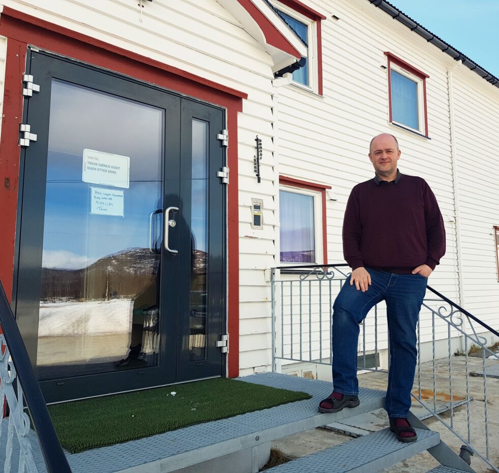 Solbrått har oppgradert for 1,5 millioner det siste året, og fortsetter nå i mai med å oppgradere hovedbadet for 0,4 millioner. Her står Arnulf Sandvik foran den nye inngangsdøren til 100.000 kroner.
 Foto: Solbrått aldershjem