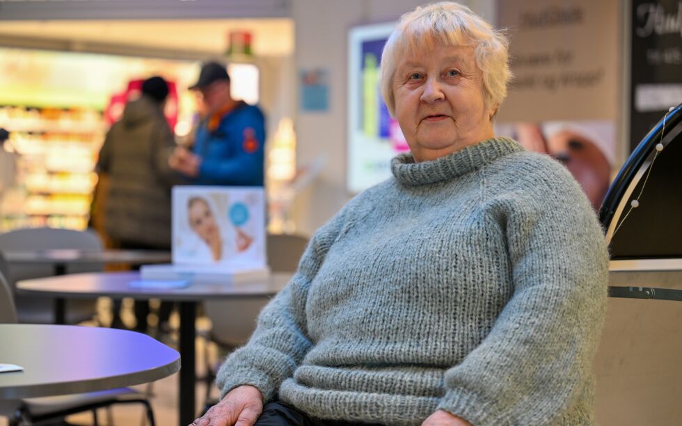 Kirsten Mikkelsen fra Smørfjord er fortvilet over at det ikke lenger er innendørs venterom for busspassasjerer i Lakselv.
 Foto: Irene Andersen