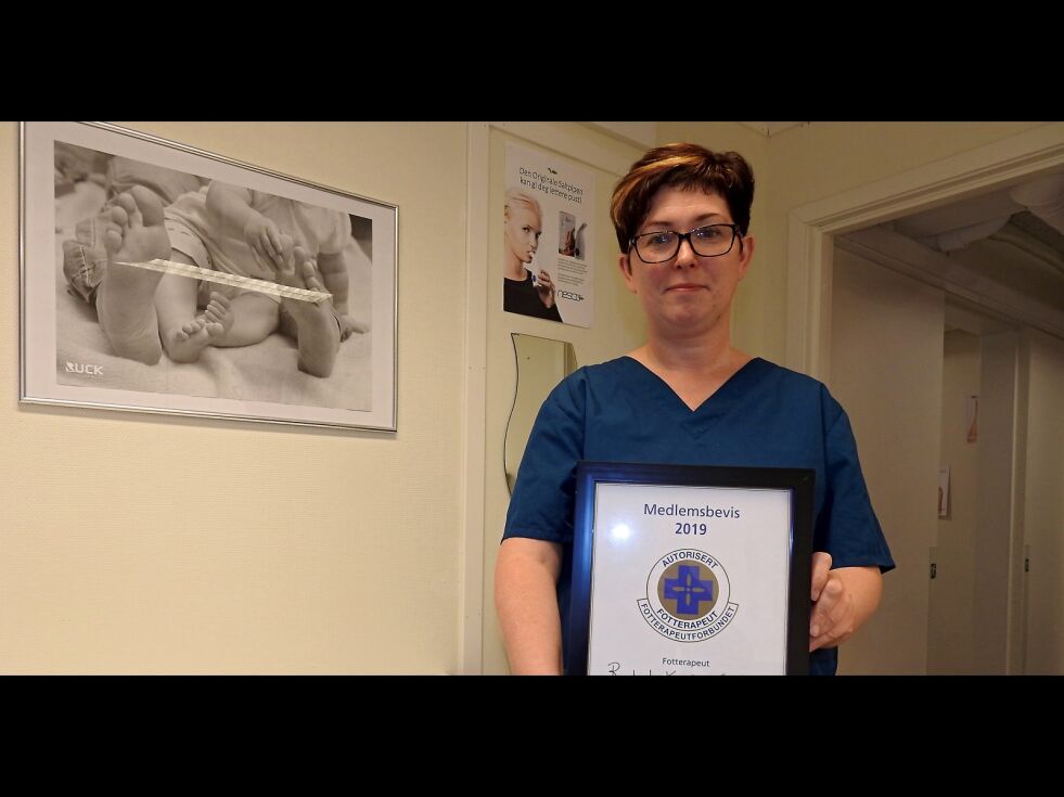Rakel Slettvoll har opparbeidet seg en god kundegruppe i året som har gått. Men ennå har hun plass til flere, forteller hun. Nå har hun fått sitt bevis på at hun er offentlig godkjent fotterapeut opp på veggen i klinikken sin i Lakselv sentrum, og snakker allerede om å videreutdanne seg.
 Foto: Kristin Marie Ericsson