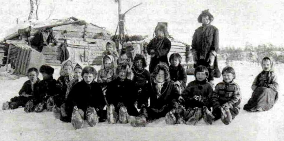 Skol­te­sam­isk barn i Pas­vik 1898. (ut­snitt av et bil­de fra boka)