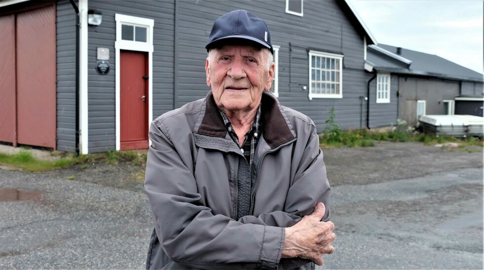 Olav Karlsen, her for­an Stat­ens vegvesen sin sta­sjon i Vad­sø, har det mes­te av sitt liv hatt nett­opp vei­ve­sen­et som sin ar­beids­gi­ver. FOTO: BJØRN HIL­DO­NEN