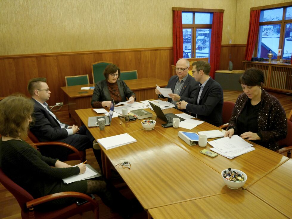 I kommunestyremøtet i morgen, tirsdag, skal kommunepolitikerne i Nordkapp finne ut av hvor det skal spares penger neste år.  Bildet er fra da formannskapet drøftet budsjettet 21. november.  Fra venstre stabssjef Magda Filonowicz, rådmann Raymond Robertsen, ordfører Kristina Hansen, AP-gruppeleder Kjell-Valter Sivertsen, samt formannskapsmedlemmene Geir Stian Høyen (AP) og Gry Jørgensen (AP).
 Foto: Geir Johansen