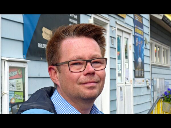 Vil selge to skolebygg