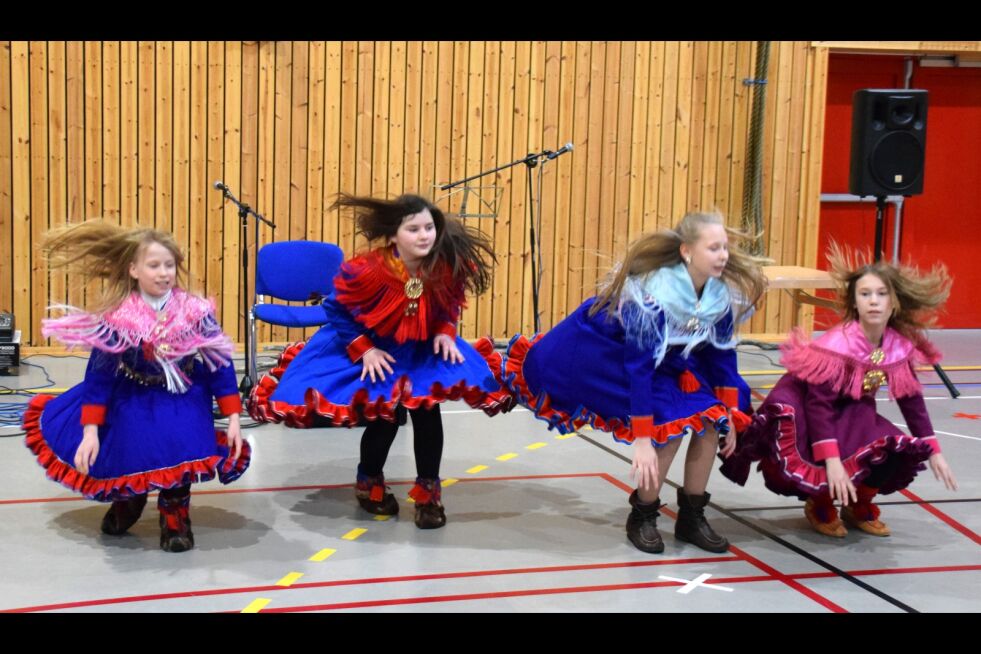 Sara Marie Soini Guttorm, Renate Bach, Ronja Marie Ballovara og Inga Margrethe Jernsletten fremførte en dans for alle gjestene i Flerbrukshallen på Samefolkets dag.
 Foto: Hilde Porsanger