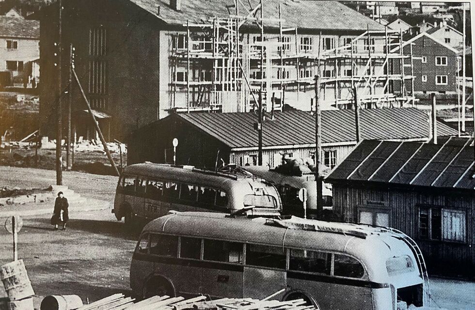 Her ser vi det første bussene til FFR på slutten av 1940-tallet i Kirkenes.
Foto: Sør-Varanger museum
 Foto: Sør-Varanger museum