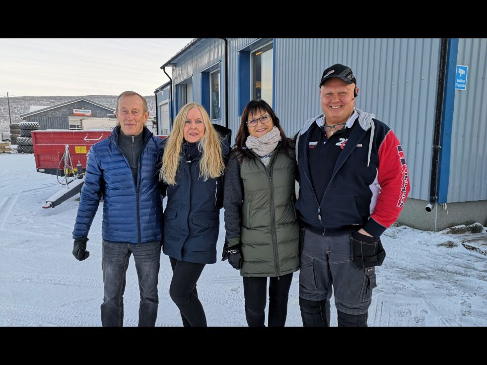 Jan Kokko (fra venstre) og Rita Hilmasdatter har underskrevet en avtale som gjør at Tanabru Service AS og ekteparet Mette Midtgård Lilleeng og Kurt Erling Lilleeng overtar bygget til Vestsiden Eiendom AS, som nå huser Tana Traktor & Maskin/Eik Senteret Tana. Til høyre ser vi bygget til Tana Traktor & Maskin/Eik Senteret Tana, mens vi til venstre bak ser dekkbygget som Lilleeng i dag eier.
 Foto: Erik Brenli