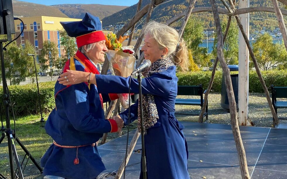 Direktør ved Bildende Kunstneres Hjelpefond, Hege Imerslund, overrakte John Savio-prisen til Hans Ragnar Mathisen.
 Foto: Elin Wersland