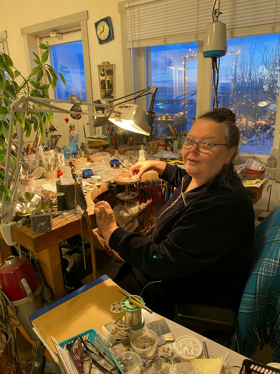 Sølvsmed Anu Forselius sier at konsentrasjonen må være på topp når tråder skal plasseres på millimeteren på søljer.
 Foto: Thor Thrane