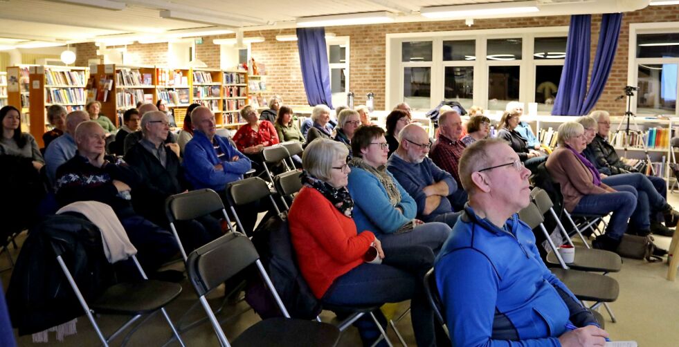 Mange hadde tatt turen til biblioteket onsdag i forrige uke, for å få med seg historiefortelling om det samiske Bugøyfjord.
 Foto: Silje L Kvammen