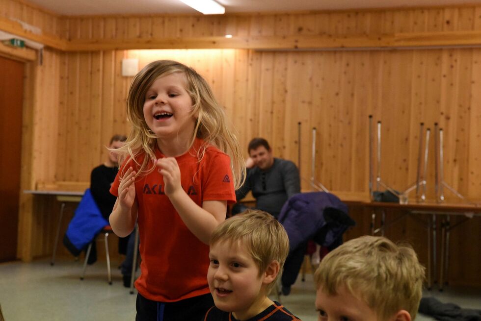 Sire Våg (4) synes det er enkelt å gjette hvilken følelse som blir mimet. – Jeg viste vilken følelse det var, siden jeg så det på fjeset deres, sier Sire Våg til Ságat.
