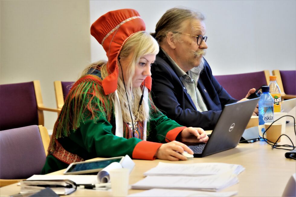 Sps to representanter Anne Toril Eriksen Balto og Kurt Wikan er glade for at det i fylkestinget ble nei til sammenslåing av Finnmark og Troms.
 Foto: Bjørn Hildonen