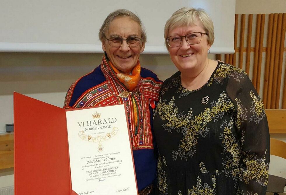 Odd Mathis Hætta ble slått til ridder av Sankt Olavs orden og statsforvalter Elisabeth Vik Aspaker ledet seremonien.
 Foto: Magne Kveseth