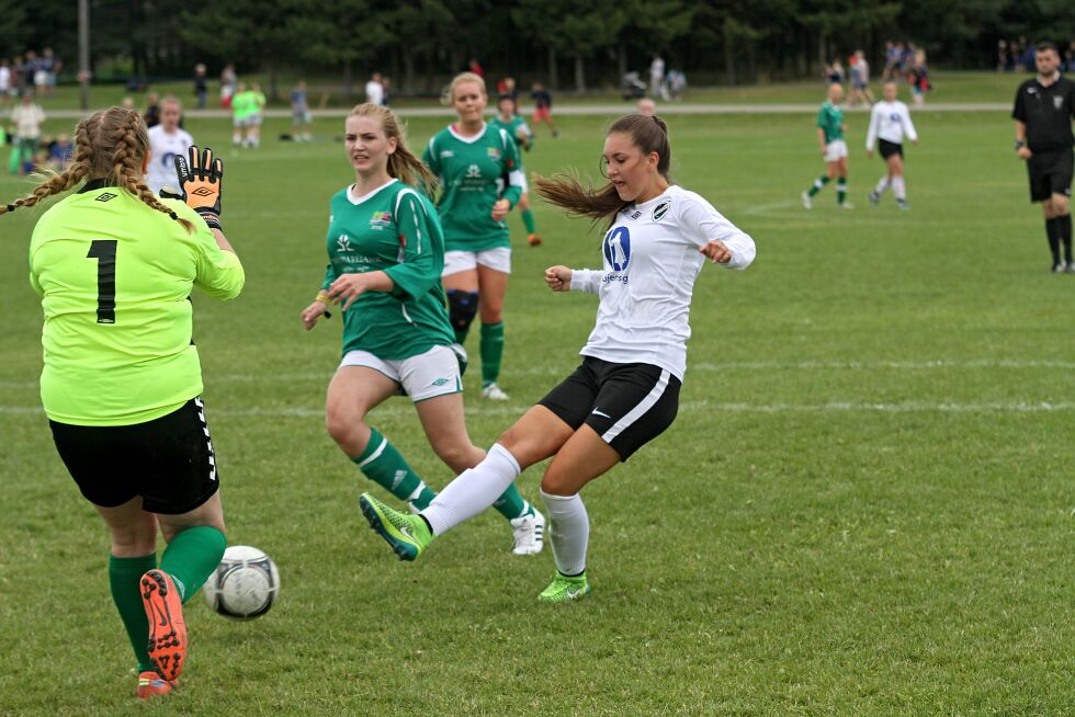 Maiken Worum scorer for Hesseng.
 Foto: Svein Halvor Moe