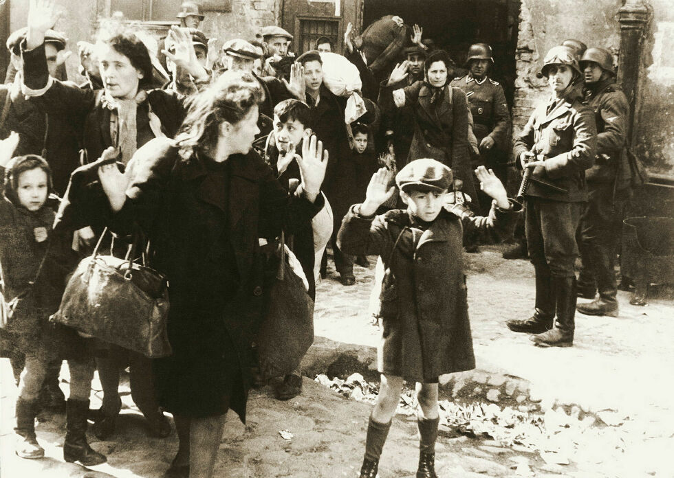 Fra slut­ten av opp­rø­ret i War­sza­wa-get­to­en 1943. Bil­det tatt av Waffen SS.
 Foto: SS Stroop Report Warsaw Ghetto