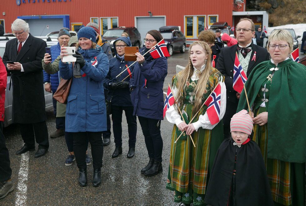 De tros­set kul­de og sludd og sang na­sjo­nal­san­gen av full hals sam­men med res­ten av Norge. Foto: Geir Jo­han­sen