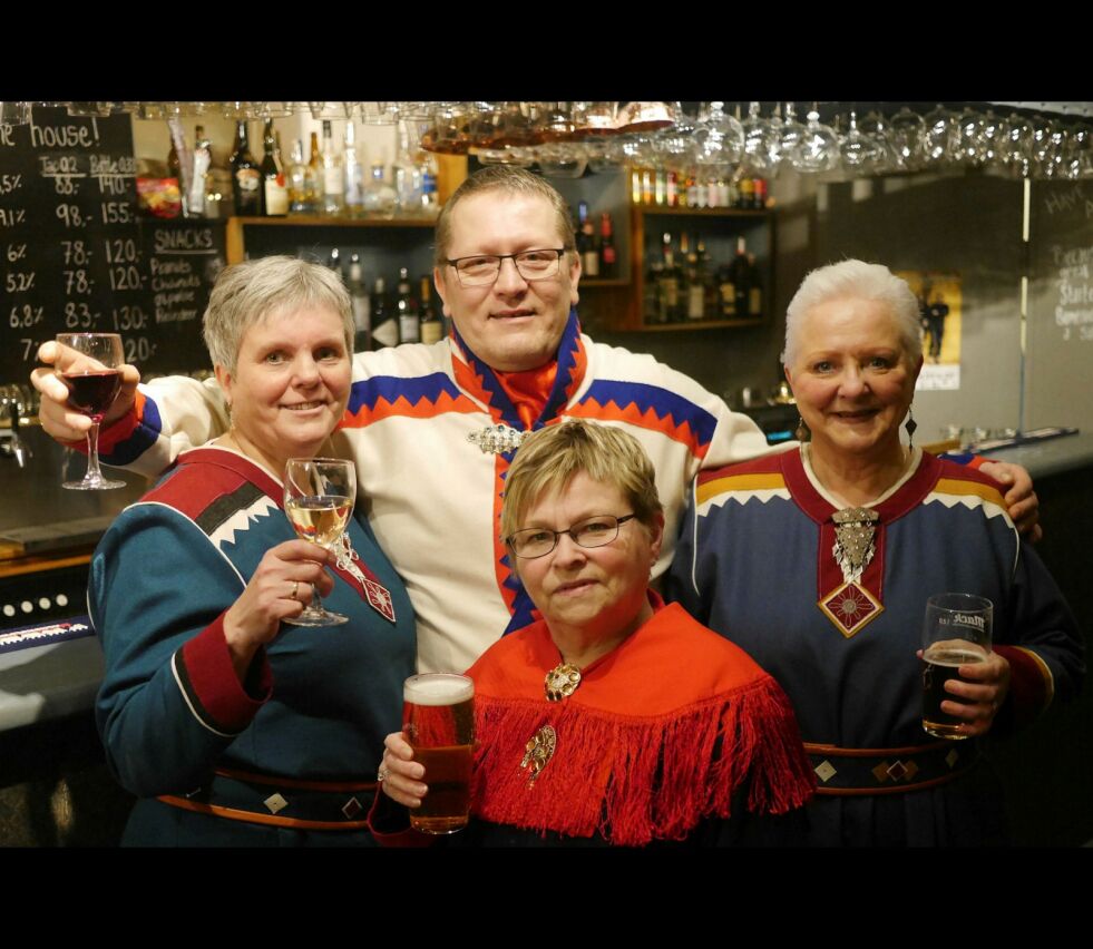 De stilte på Sjøgata pub for å feire Samefolkets dag. Foran fra venstre Mona Amundsen, Solbjørg Olsen og Lill Anni Amundsen. Bak Tor Mikkola.
 Foto: Geir Johansen