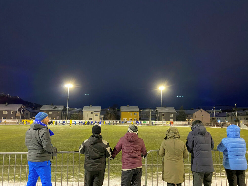 Det var engasjerte supportere rundt banen på søndag.
 Foto: Emil Olai Danielsen
