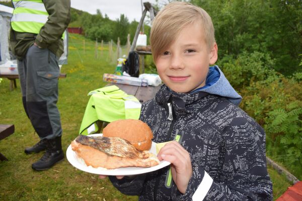 100-årsfeiring med laks og Tanabreddens ungdom