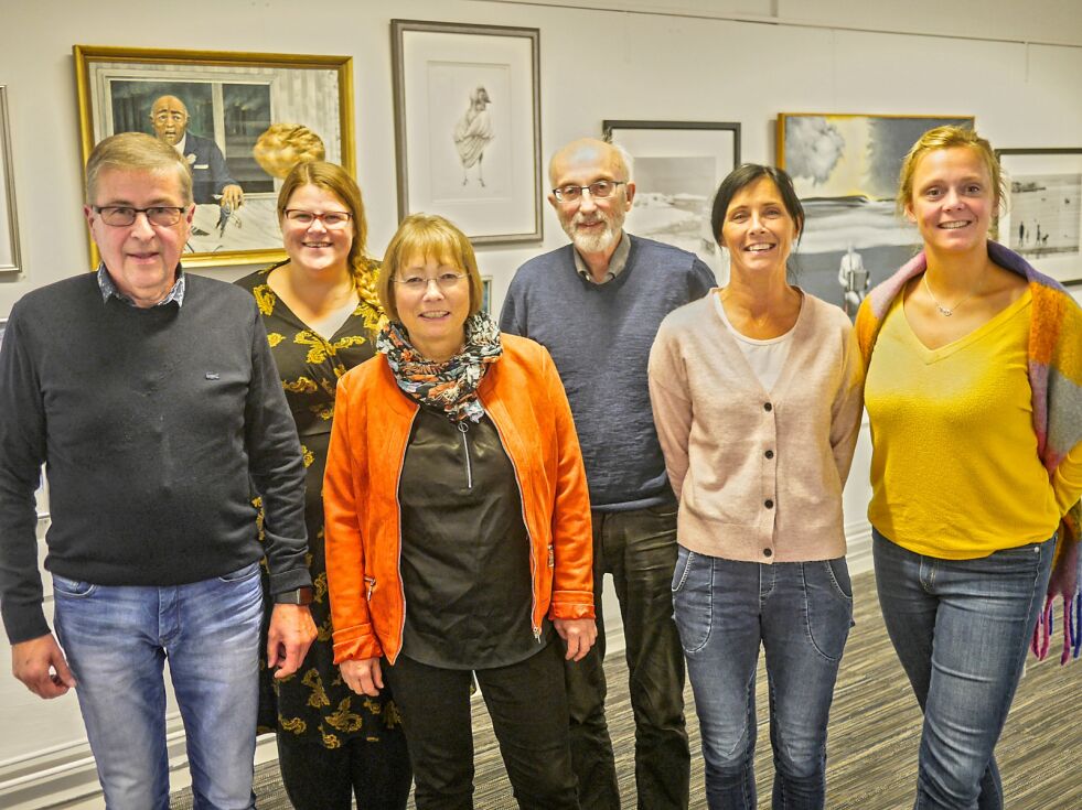 Her er det nye styret for stiftelsen Bjarne Holst galleri i Nordkapp fotografert der hvor Bjarne Holst sine bilder nå er stilt ut på Nordkappmuseet. Fra venstre styreleder Per Trygve Holmgren, Hilde Margrethe Nilsen, Marit Tjernstad, Knut Bjørn Lindkvist, Ann Kristin Nordhus Samuelsen og Marjolein Ten Hoopen.
 Foto: Geir Johansen