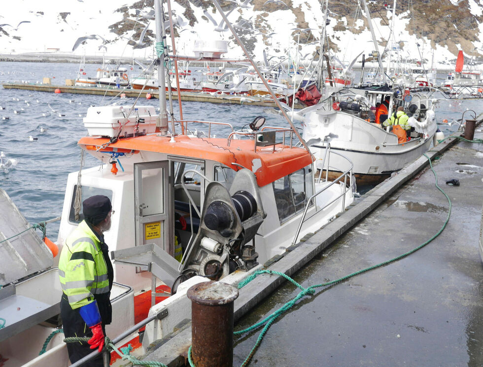 – Det er et mål å få fiskerne til å sortere avfall bedre, slik at vi får en god samlet løsning når avfallet bringes på land, sier Ruben Åkenes. Foto fra Nordvågen havn.
 Foto: Geir Johansen