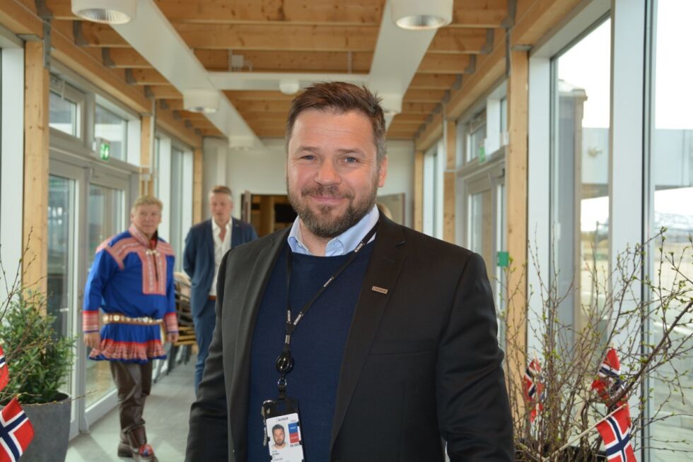 Lufthavnsjef Ulf Myrmel på Banak var i særdeles godt humør i anledning dagen.
 Foto: Kristin Marie Ericsson
