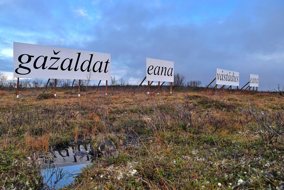 Kunstinstallasjonen Rájácummá (grensekysset) med tekstene «gažaldat, eana, vástádus, eana» (spørsmål, jorda, svar jorda).
 Foto: Pressefoto