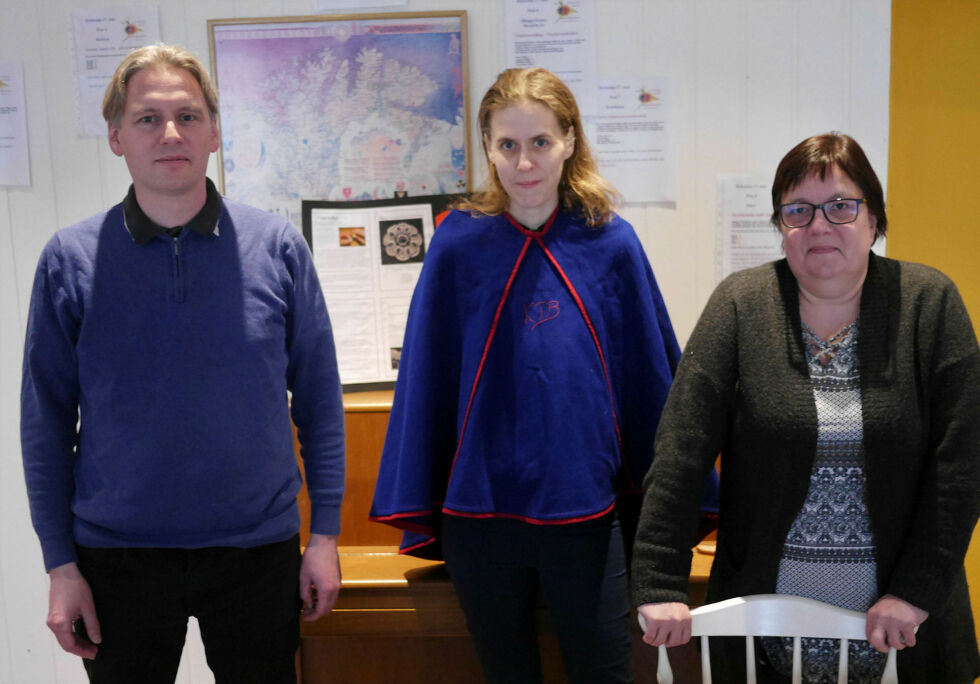 Nordavindsfolket/Davvebiegga Álbmot i Nordkapp satser nå på å arrangere flere kurs for å fremme samisk språk og kultur. Fra venstre Simon Pind Jessen, Kristine Tjåland Braut og Mariann Pedersen Bårdsnes.
 Foto: Geir Johansen