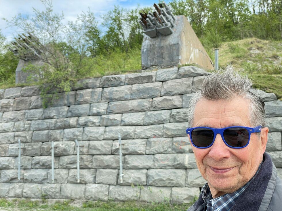 Erik Andreas Trosten påpeker at om en trekker muren og kabelfestene ti-femten meter tilbake, så blir det plass for å rette ut veien.
 Foto: Birgitte Wisur Olsen