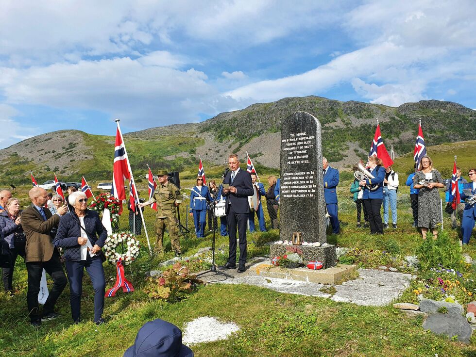For­svars­mi­nis­ter Frank Bak­ke-Jen­sen var før­s­te ta­ler. Et­ter at mar­ke­rin­ga var over sa han til Sá­gat at tra­ge­di­en på Hops­eid­et også er en lev­en­de del av hans et­ter­krigs­his­to­rie. 
– His­to­ri­en om kri­gen i nord har ikke fått den plas­sen den bur­de fått, sier han. FOTO: TOM HAR­DY