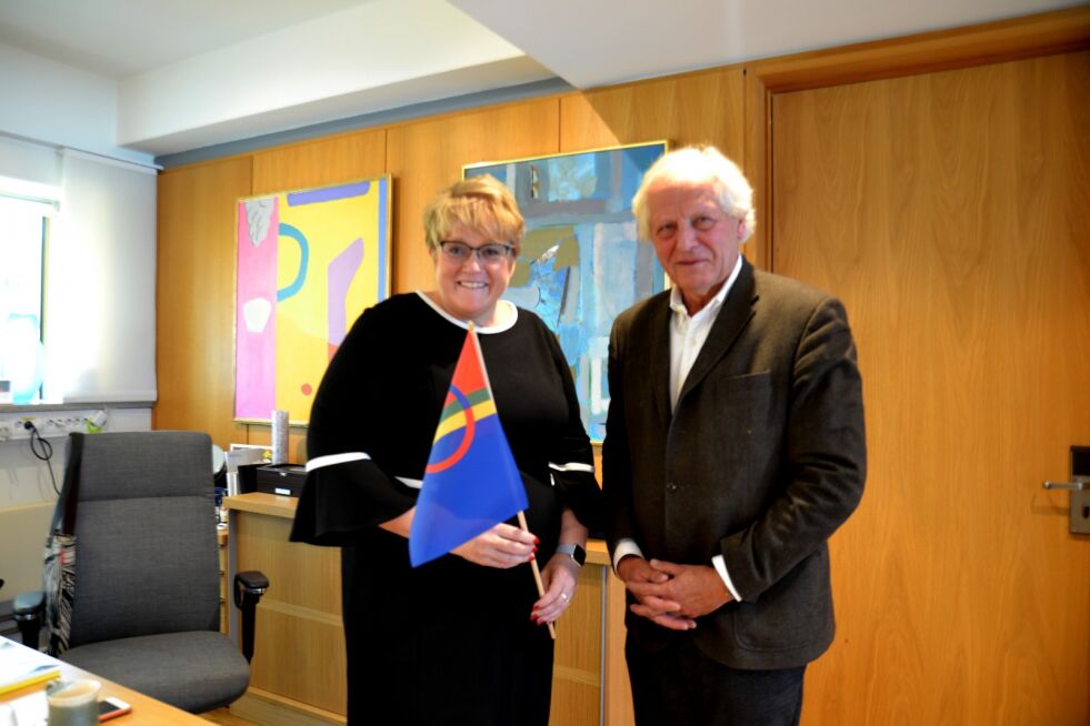 Kulturminister Trine Skei Grande og styremedlem i Davvi Girji, William Nygaard, er enige om at samisk litteratur må styrkes.
 Foto: Sunniva Bornøy