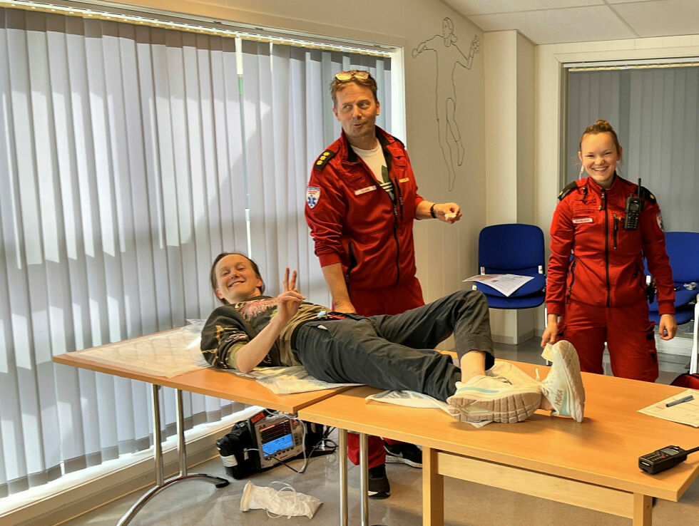 På benken med blodforgiftning, Hildegunn Rømma Helset. Ambulansearbeider Dan Svendsen fra Berlevåg og lærling Maria Helistø.
 Foto: Raymond Hildonen