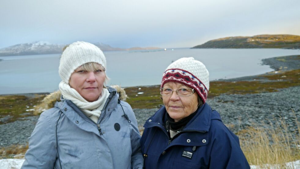 Heidi A. Persen konstaterer at det nå er et økt engasjement blant folk for å forhindre at mer oppdrett og bruk av aktive fiskeredskaper skal finne sted i Porsangerfjorden. Nå går man ut for å få enda flere underskrifter fra folk som vil bevare fjorden som viktig sjøsamisk fiskefjord. Her er Heidi A. Persen (til venstre) fotografert sammen med Ingunn Utsi under demonstrasjonen mot oppdrett i Vedbotn i fjor høst.
 Foto: Geir Johansen