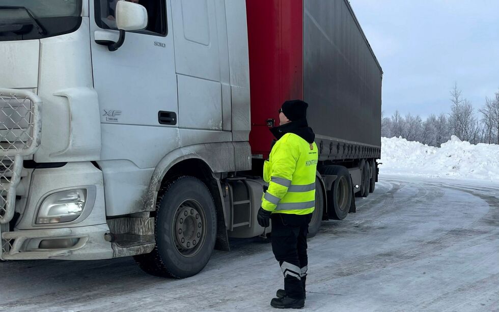 Statens vegvesen sin utekontrollseksjonen i Vest-Finnmark hadde nylig kontroll på Kvenvikmoen og Kivilompolo, på riksgrensen til Finland.
 Foto: Statens vegvesen