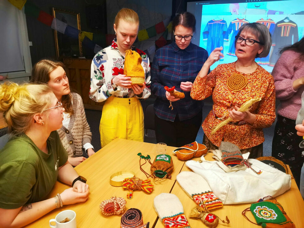Venke Tørmænen høster stadig mer anerkjennelse for sitt arbeid for den skoltesamiske kulturen. Her forteller hun nysgjerrige folkehøyskoleelever om skoltesamisk husflid.
 Foto: Yngve Beddari