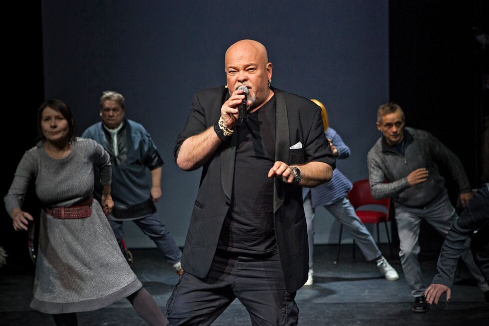 Sven Henriksen forteller at det har foregått intense diskusjoner med han selv som skuespiller og med han selv som forfatter at stykket.
 Foto:   Beaivváš