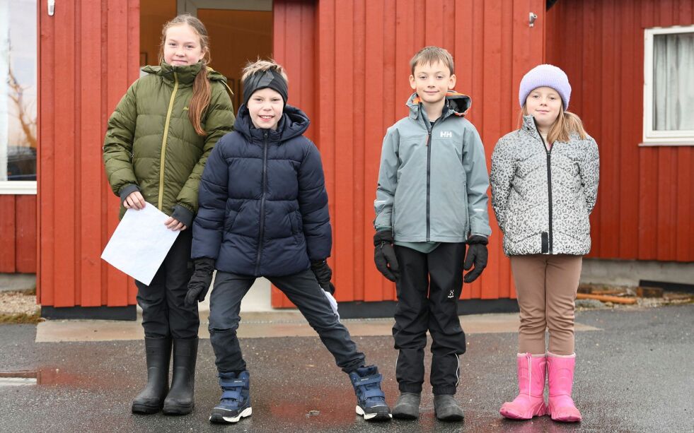 Sandra, Nataniel, Ville og Madelen håper så mange som mulig kommer til Lakselv barneskole og åpen dag denne uken.
 Foto: Irene Andersen