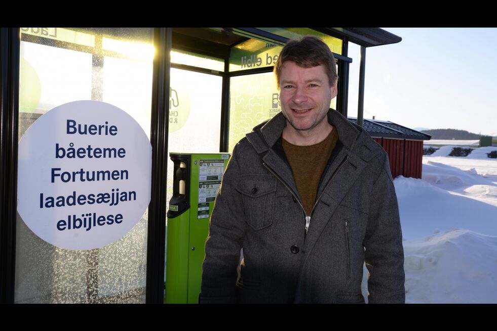 Leder i Hattfjelldal Vekst, Øyvind Nes, tok ideen om å støtte det sørsamiske på sparket og fikset en ladestasjon med sørsamisk tekst.
 Foto: Steinar Solaas