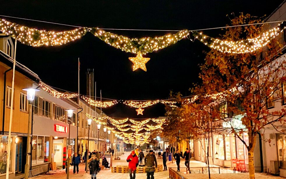 Det er mange i Sør-Varanger som nå er glade for at man igjen har fått ei flott julegate i gågata i Kirkenes.
 Foto: Runar Nergaard