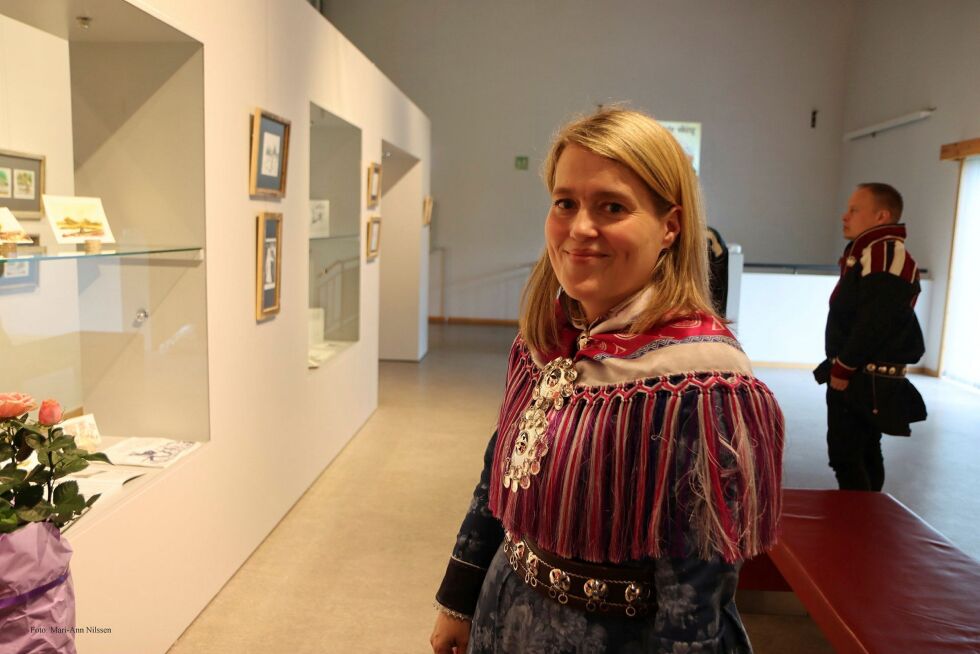 Ifølge broren Piera Heaika Muotka er det søsteren Linn som har gjort brorparten av jobben med utstillinga, og han roser henne og alle andre som har bidratt.
 Foto: Mari-Ann Nilssen