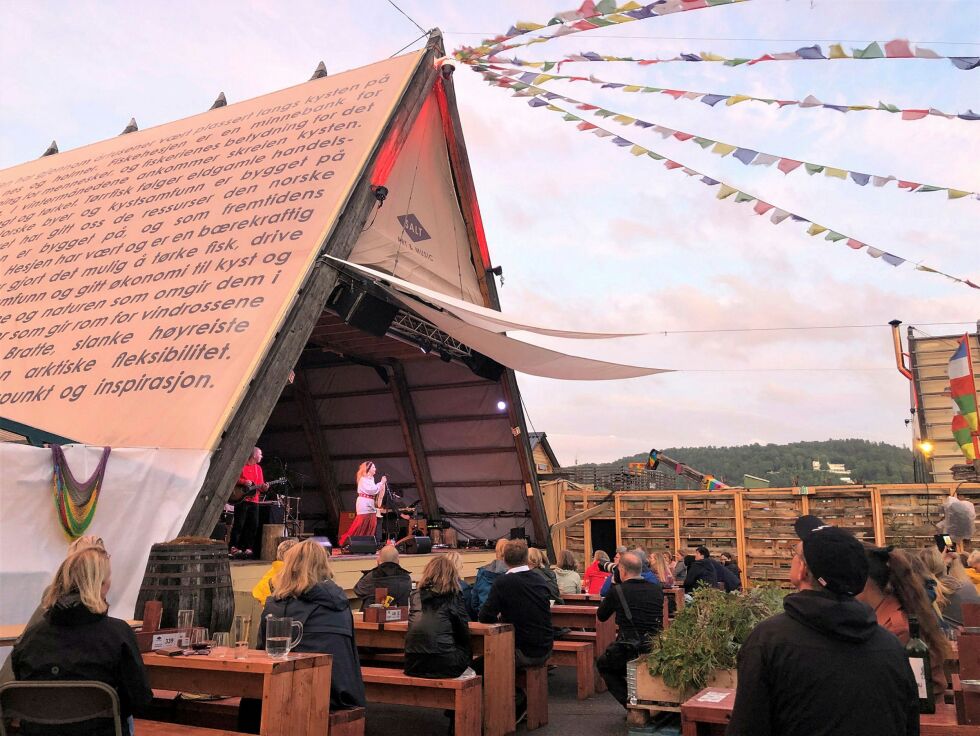 På fredag holdt Mari Boine to konserter på Pyramidescenen på SALT med Oslo skyline som bakteppe.
– Jeg er utrolig takknemlig som får spille her. Dette er tredje konserten vi gjør på få dager, og da har vi ikke spilt siden februar. Det er godt å være tilbake. Foto: Hannah Persen