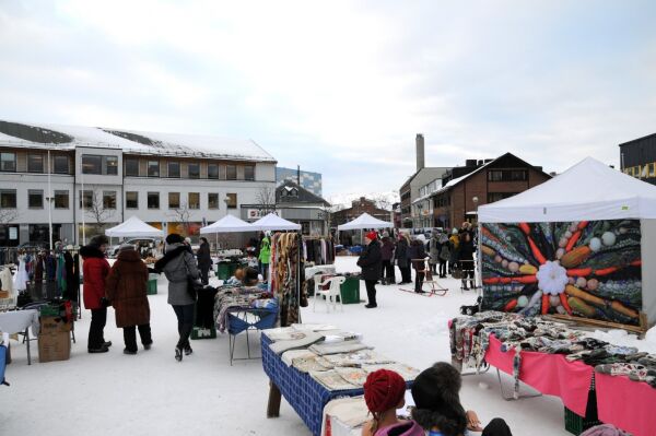 Blomstrende fargerikt på Kirkenes torg